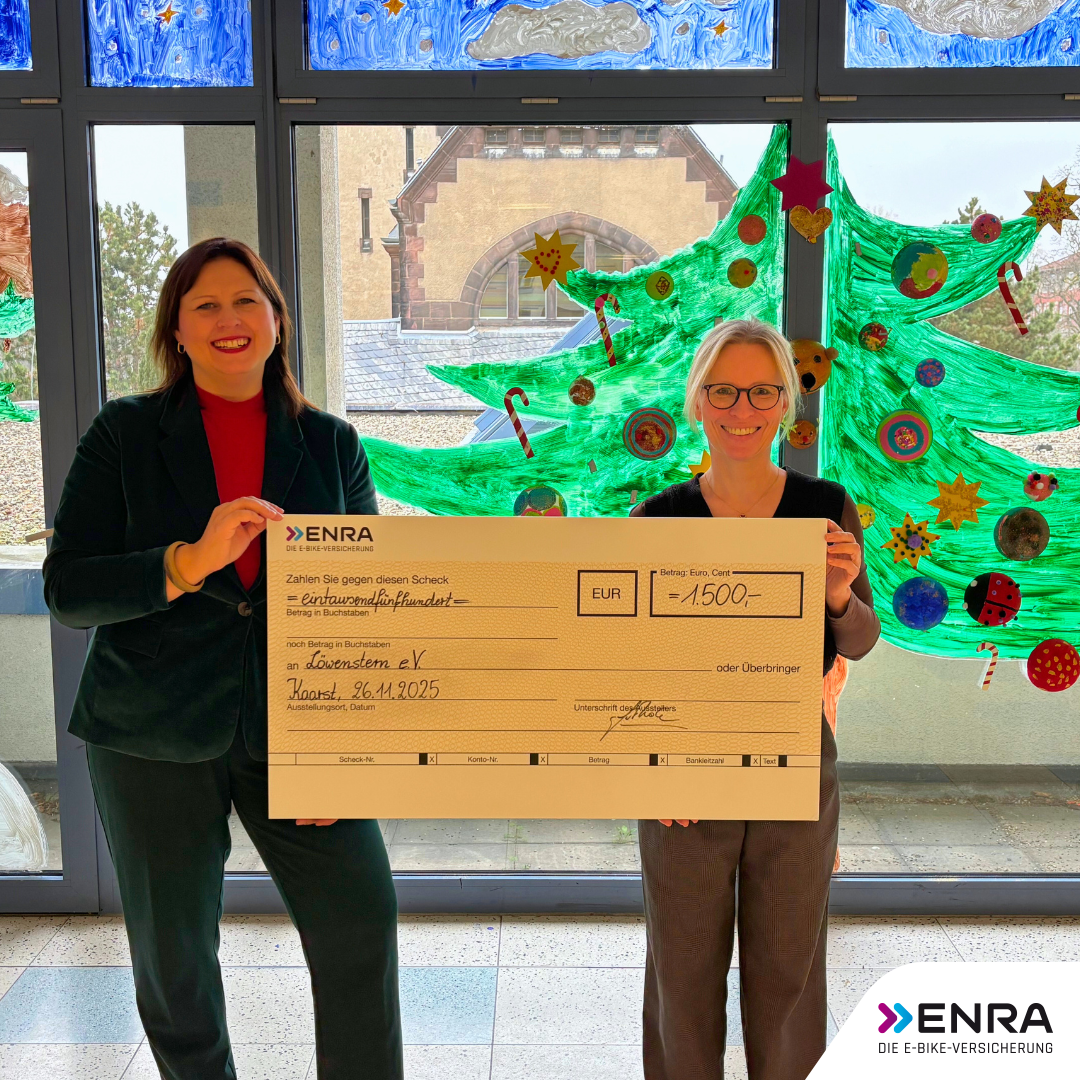 Frau Schuster von Löwenstern e. V. nahm den Spendenscheck über 1.500 Euro der Firma ENRA – Die E-Bike-Versicherung auf der Kinderstation der Universitätsklinik Düsseldorf dankend entgegen.